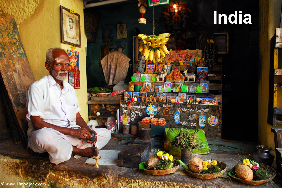 Index - India - Small shop in front of a temple, Tiruchirappalli