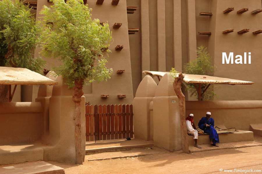 Index - Mali - Men sitting at the entrance of the Komoguel Mosque, Mopti