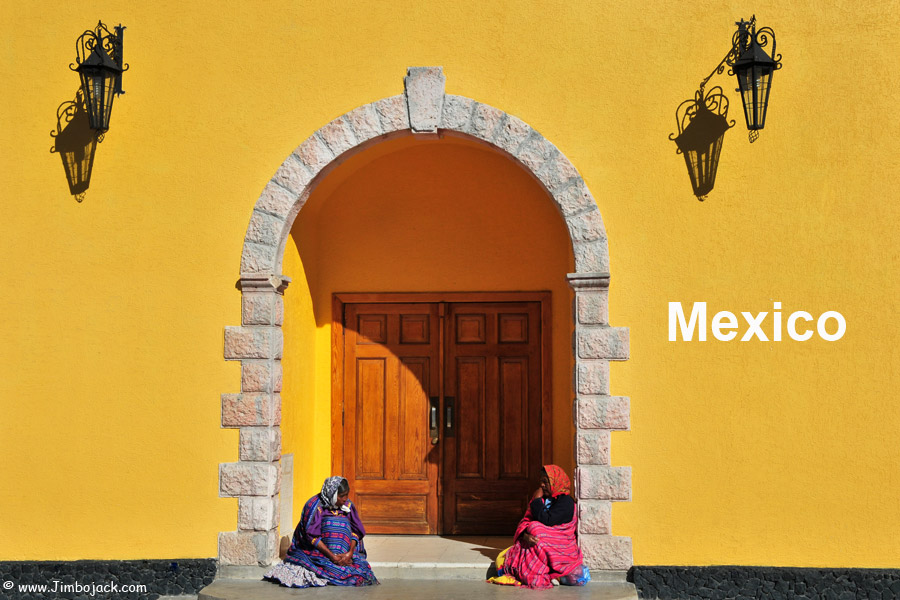 Index - Mexico - Women sitting in front of a church, Creel