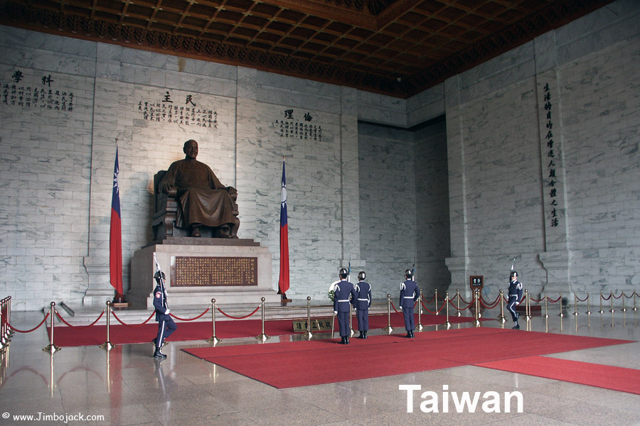 Index - Taiwan - Guards at the National Chiang Kai-shek Memorial Hall, Taipei 